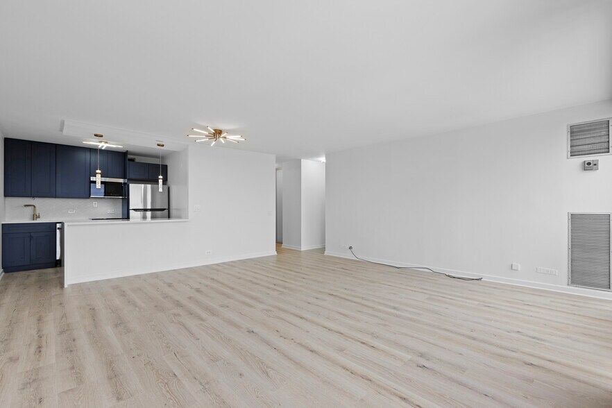 Building Photo - 4343 N Clarendon Ave