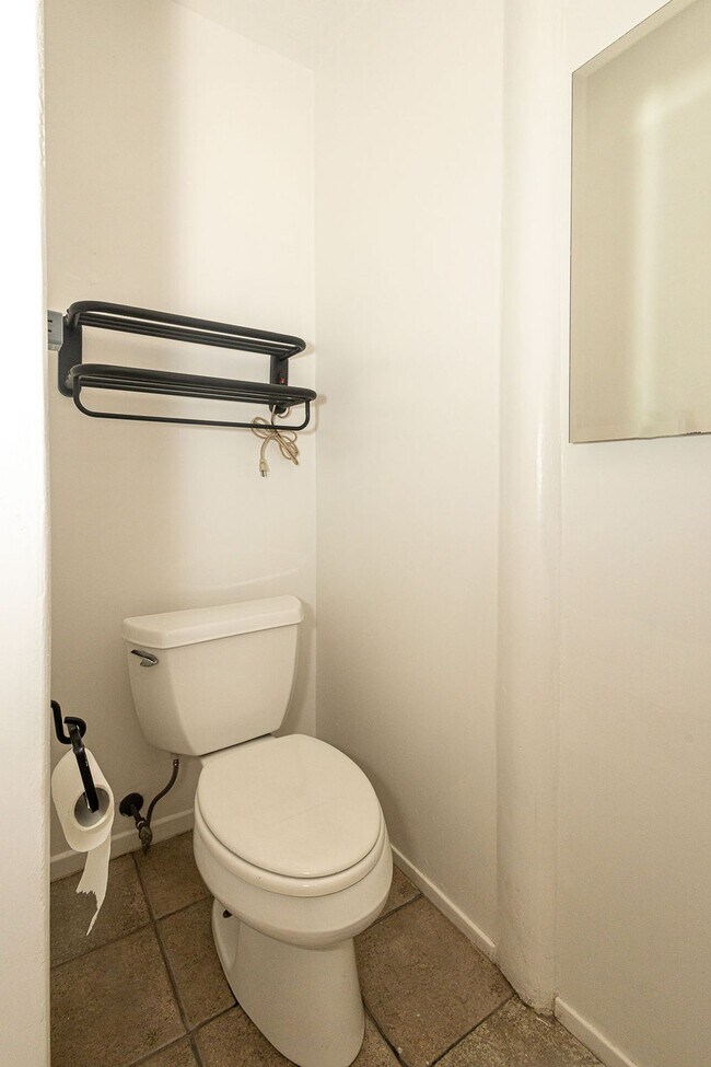 Building Photo - Warm & Welcoming Home Near Melrose with Room to Live, Work & Create
