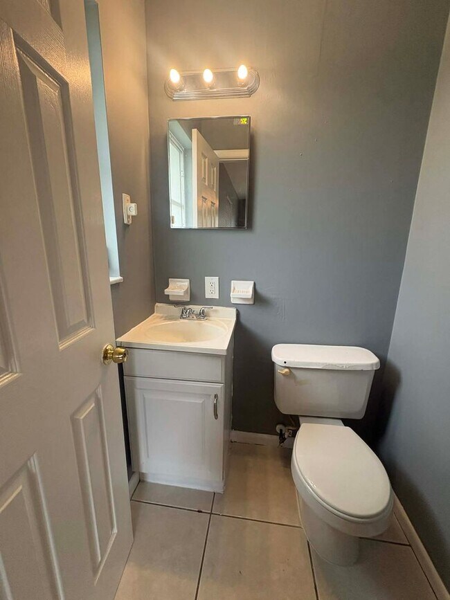 Building Photo - 4 bedroom Single-Family Home Available for Move-In NOW