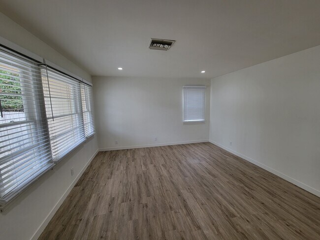 Living Room - 3052 Honolulu Ave