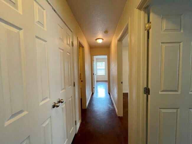 Building Photo - 207 B Andy Ln