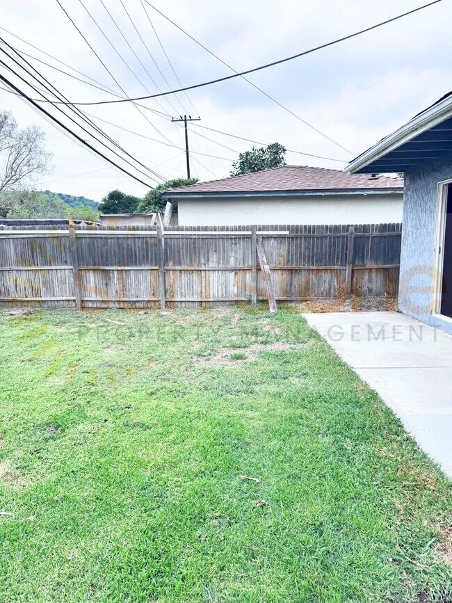 Building Photo - 1542 Meserve St