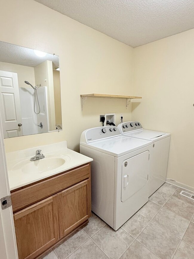 Building Photo - Great Townhome!