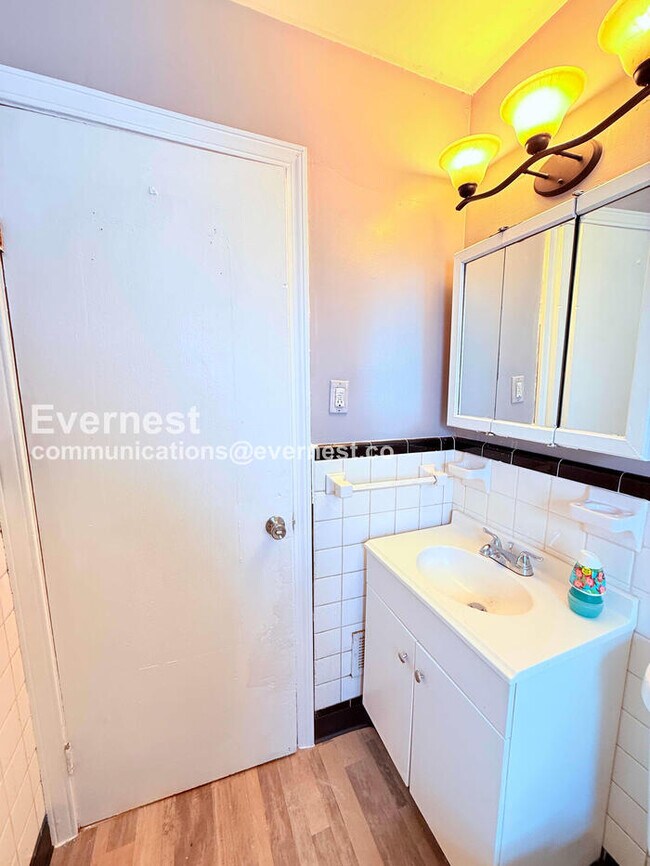 Building Photo - 3 Bed/1 Bath Home with Detached Garage / Vouchers Accepted / Available Now!