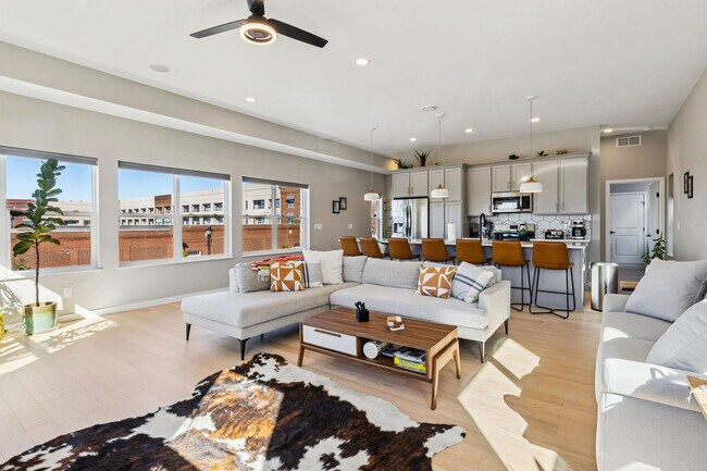 Building Photo - 412 W Shoreline Dr