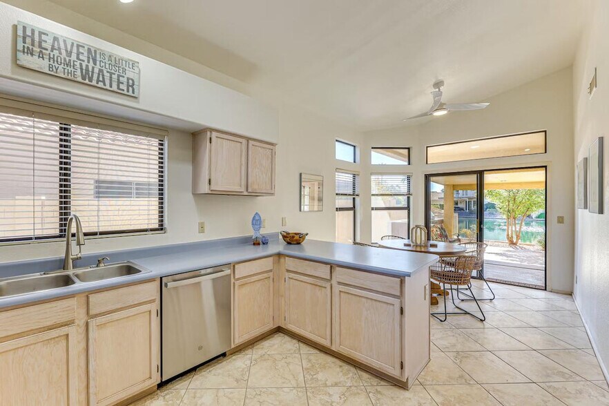 Building Photo - 253 E Vaughn Ave