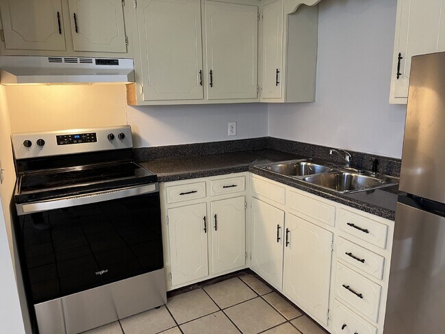 Building Photo - " 2-Bed Duplex on Delaware Street: Cozy Na...