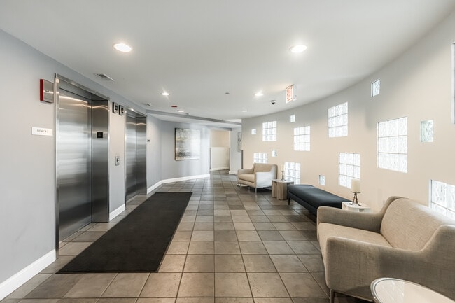 Building Photo - 1000 W Adams St