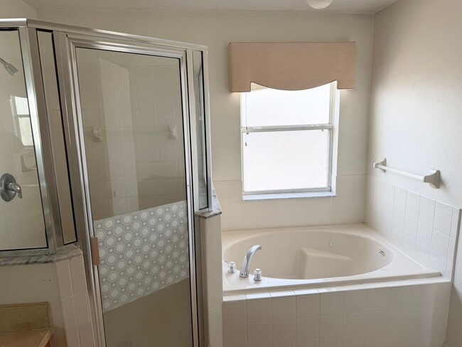 Building Photo - Large 2-Story 4 Bedroom 2.5 Bathroom House w/ Fenced in Yard - For Rent