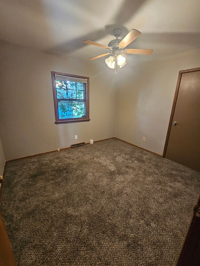 Building Photo - 3 Bedroom | 2 Bathroom | 2 Car Garage | Springfield MO!