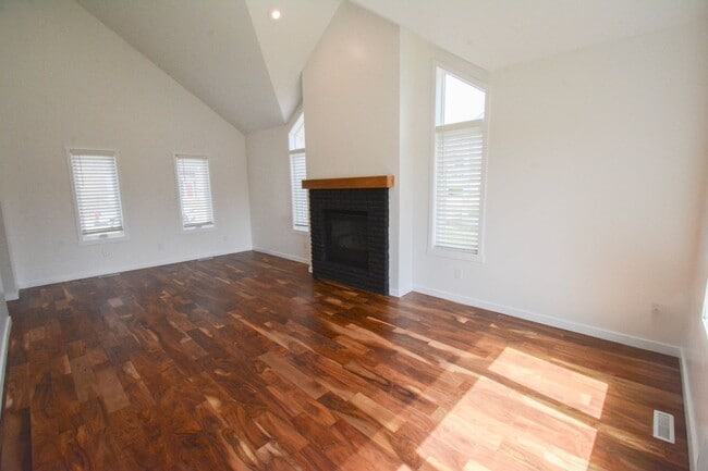 Building Photo - Luxury Lakeside Living – 3 Bed, 2.5 Bath Home with Stunning Views