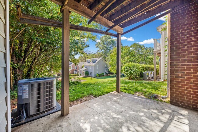 Building Photo - Light and bright 2-primary suite, 2-bath condo in Firethorne of Charlotte.