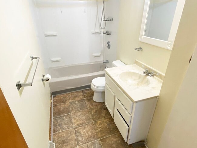 Building Photo - 4-Bedroom, 1 Bath Southeast Side Single Fa...