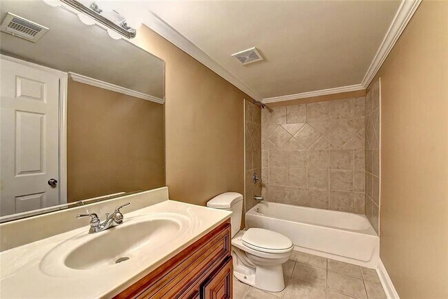 Building Photo - 670 Roxford Ln NE