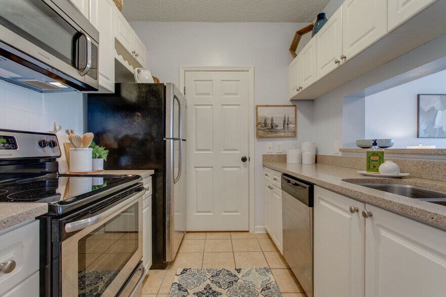 Kitchen - 2025 Woodmont Blvd