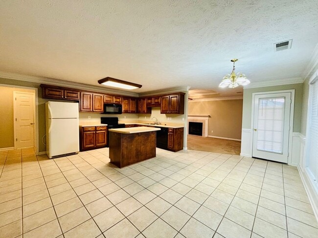 Building Photo - Cozy Living For Cold Days