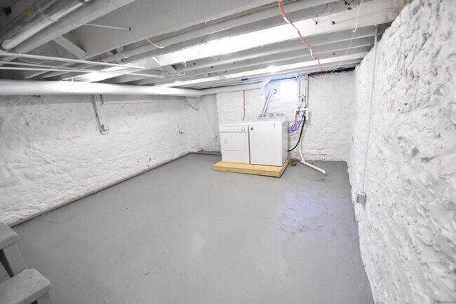 Building Photo - 2 bedroom, 2.5 bathroom brick townhouse