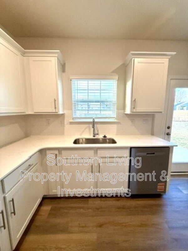 Building Photo - 1413 Secrest Cmns Dr