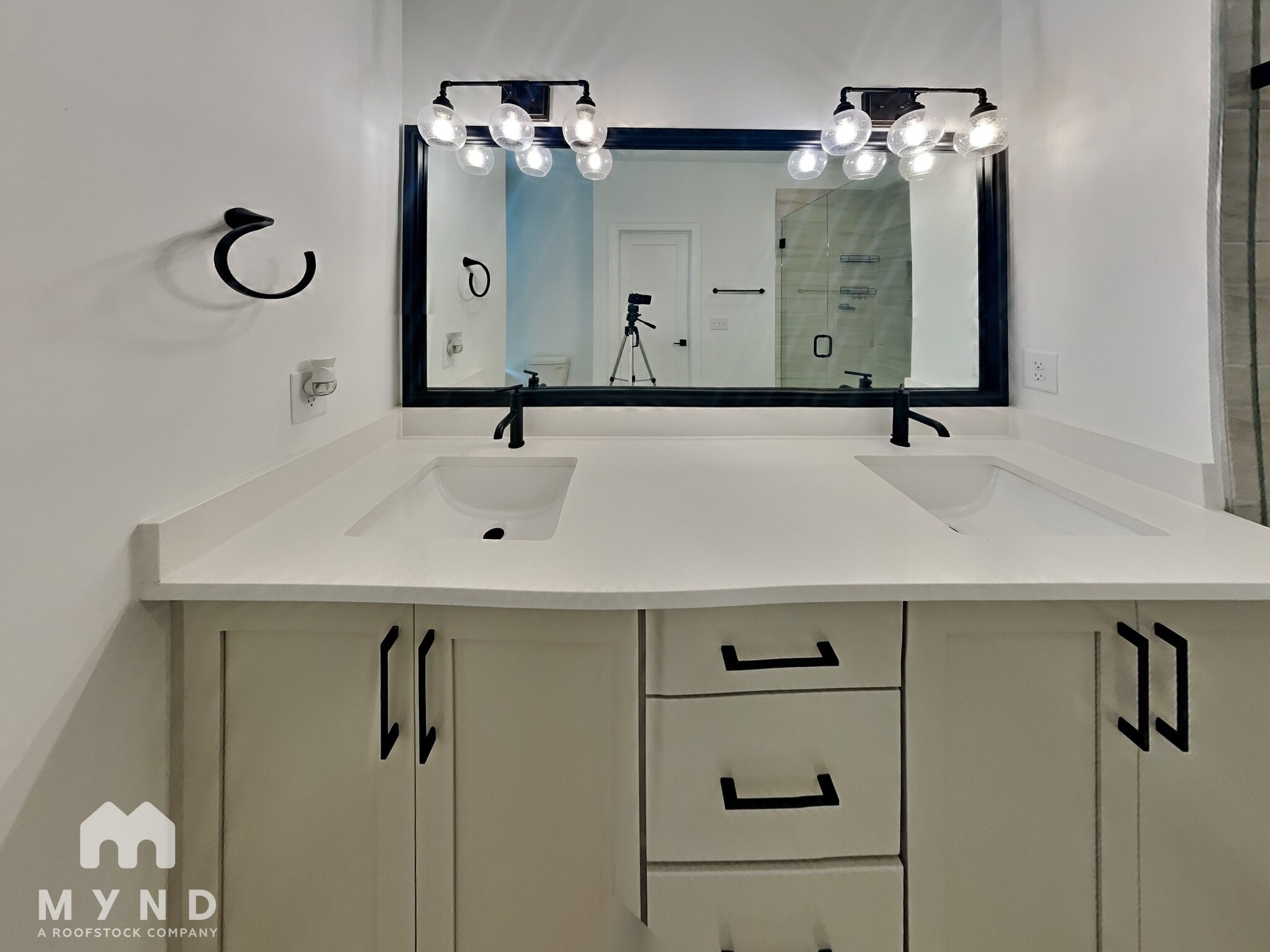 Building Photo - 828 S Columbia Dr