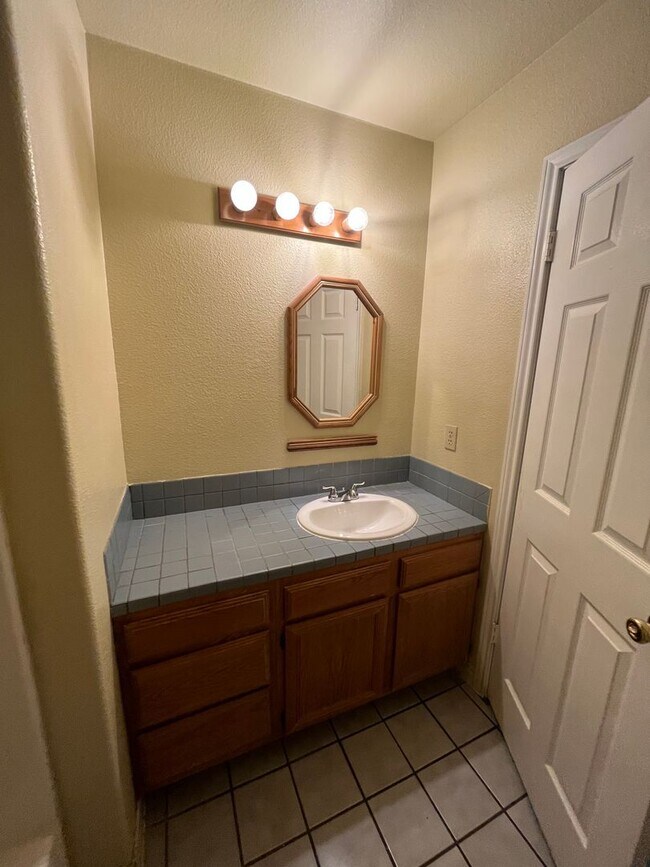 Building Photo - 2628 Gwendolyn Ln