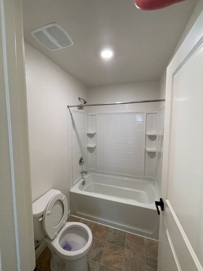 Building Photo - Beautiful 4 bed 2.5 bath in Sacramento!