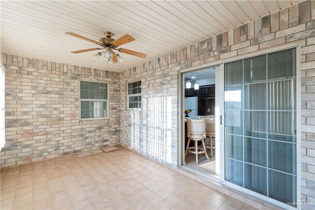 Building Photo - 2213 Lake View Dr