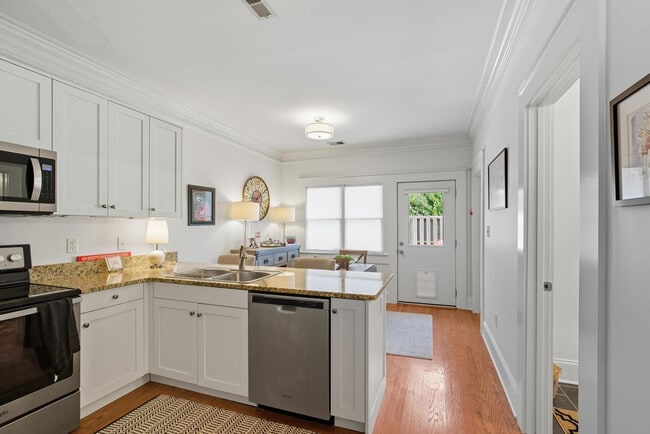 Building Photo - 4 Dearing St