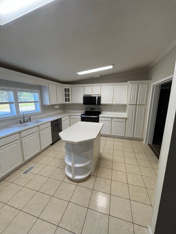 Building Photo - 16 Madison Dr