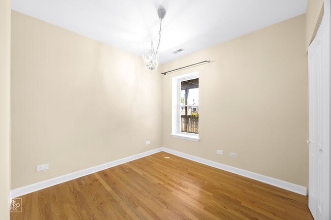 Building Photo - A Fantastic 2-bed in Fabulous Lakeview