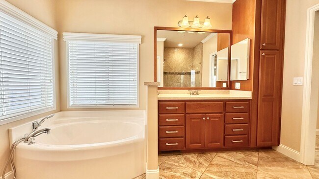 Building Photo - Stunning Single-Story with Spacious Deck, Panoramic Views, on Gated/Fenced Property!