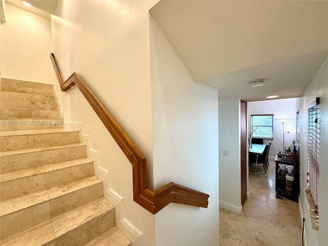 Building Photo - 1033 SW 9th Ct