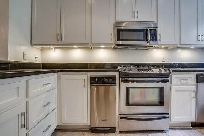 Building Photo - 852 N Poinsettia Pl