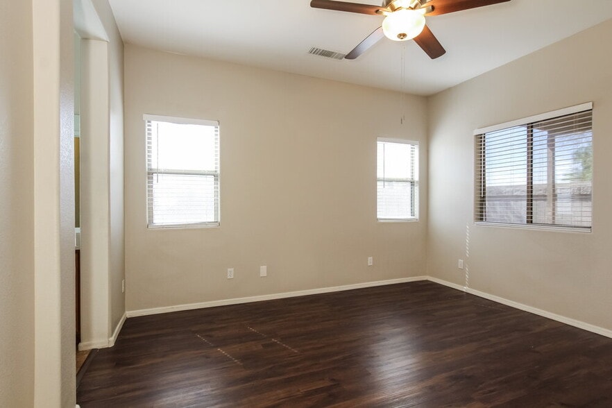 Building Photo - 505 W Del Rio Ln