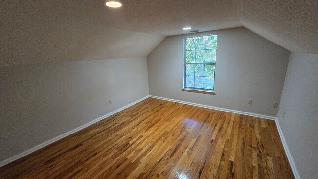 Building Photo - Beautiful Large home off of Mahan