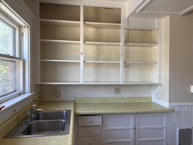 Building Photo - 48 Monroe St