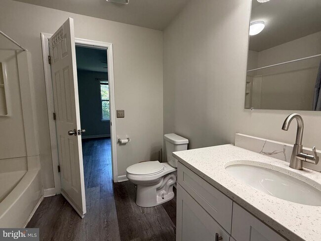 Building Photo - 10019 Vanderbilt Cir
