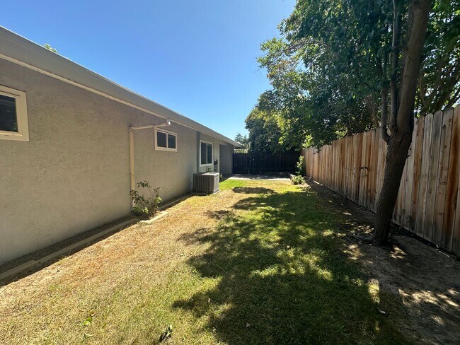 Building Photo - Two Bedroom in Great Location!
