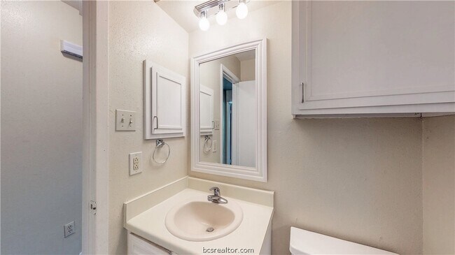 Building Photo - 303 Manuel Dr