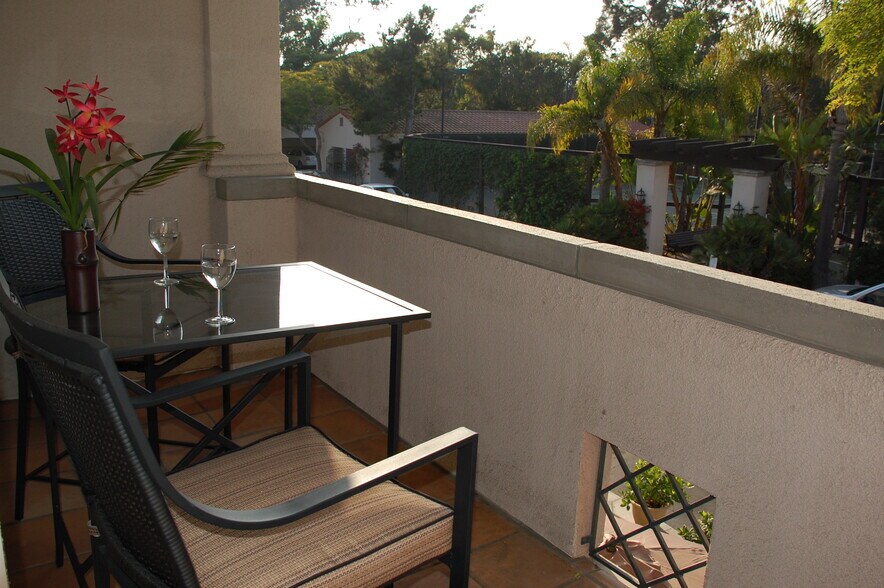 Building Photo - 245 Por La Mar Cir