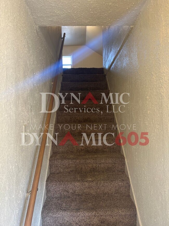Building Photo - Upper Level 1 Bedroom, 1 Bathroom - Landlo...
