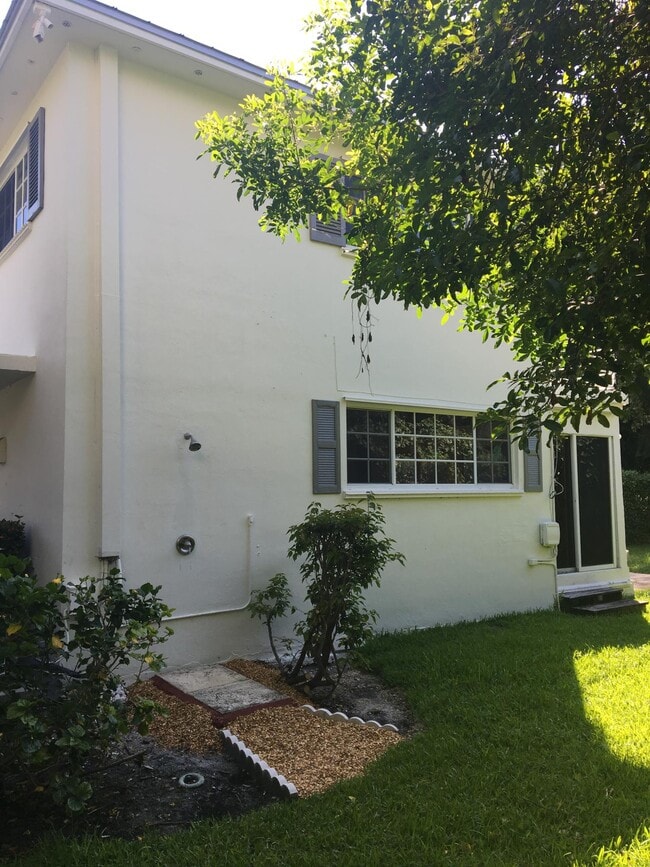 Building Photo - 27 E Rd