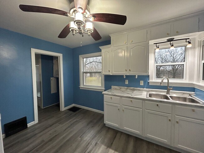 Building Photo - Private 2 bedroom 1 bath bungalow in Davenport