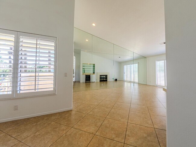 Building Photo - Sought after 2 bedroom 2 bath upstairs con...