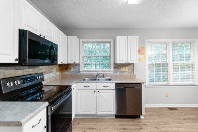Building Photo - Spacious 2-Story Home with Finished Basement!