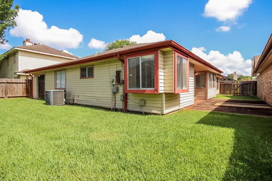 Building Photo - 7831 Poitiers Dr