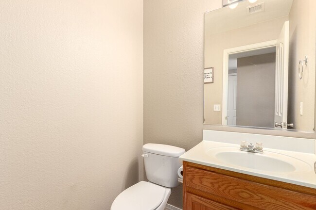 Building Photo - Spacious & Elegant Home with Resort-Style Backyard in Gated Community