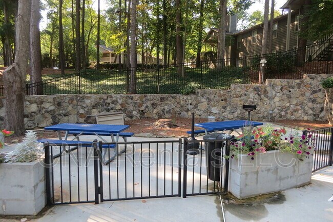 Building Photo - 807 Country Park Dr