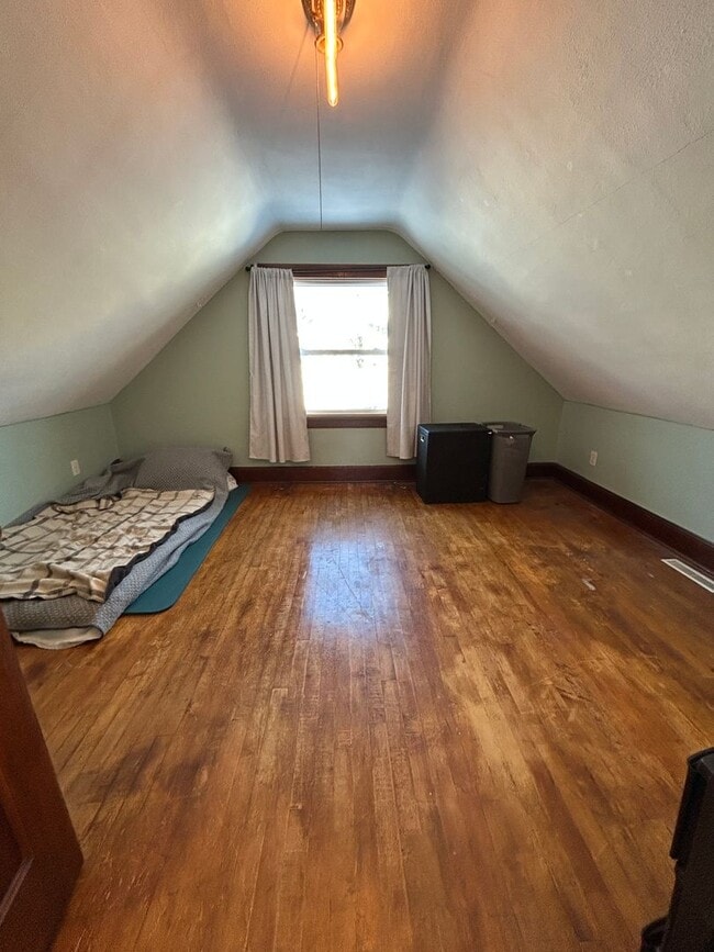 Building Photo - 424 E 10th St