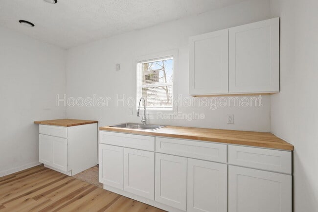 Building Photo - 822 N Bradley Ave