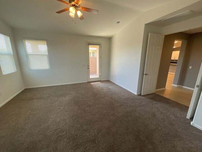 Building Photo - Vail School District hard to find 5 bedroo...